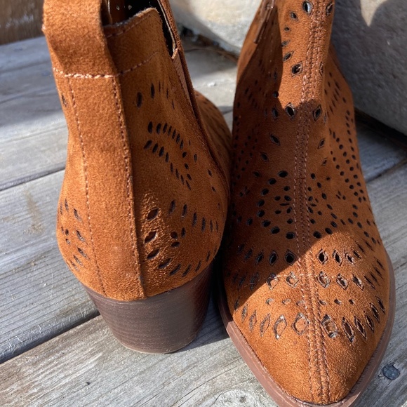 NWT Carlos by Carlos Santana Victory Microsuede Cut-Out Ankle Boot in 8.5 - Picture 3 of 9